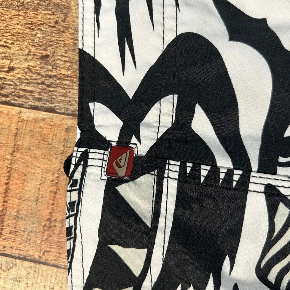 Quiksilver Black Red White Tribal Board Shorts Swim Trunks Zipper Pocket 34